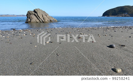 沙灘上的波浪。高知縣土佐市向萩海灘。 沙灘上的波浪。高知縣土佐市向萩海灘。 99258241