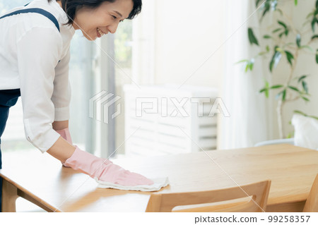 Middle woman wiping Middle woman wiping 99258357