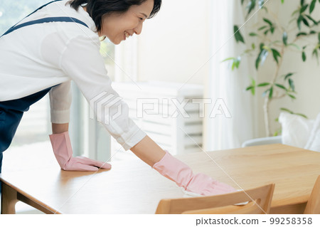 Middle woman wiping 99258358