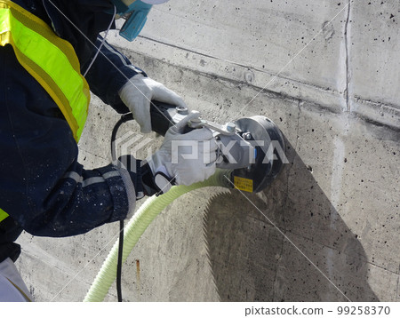 用集塵打磨機對混凝土表面進行處理 99258370