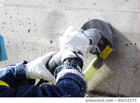 用集塵打磨機對混凝土表面進行處理 99258375