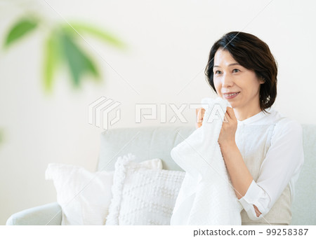 中間的女人檢查衣服的氣味 99258387