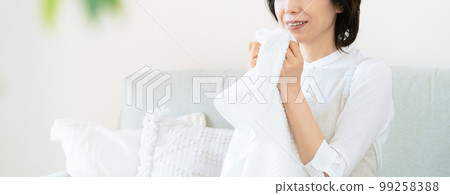 中間的女人檢查衣服的氣味 99258388