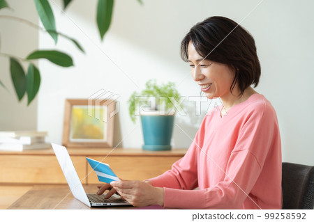 Middle-aged woman who manages assets 99258592