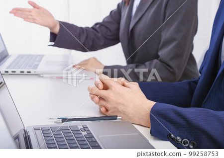 Business scene to hold a meeting using a personal computer Business scene to hold a meeting using a personal computer 99258753