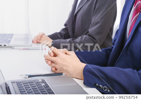 使用個人電腦召開會議的商業場景 使用個人電腦召開會議的商業場景 99258754