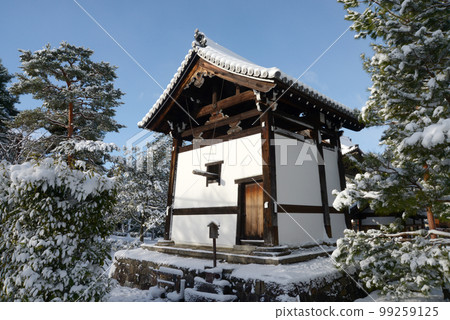 京都東山區雪中的建仁寺鐘樓 99259125