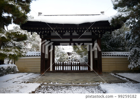 Kenninji Temple in Snow Imperial Envoy Gate Higashiyama Ward, Kyoto Kenninji Temple in Snow Imperial Envoy Gate Higashiyama Ward, Kyoto 99259182