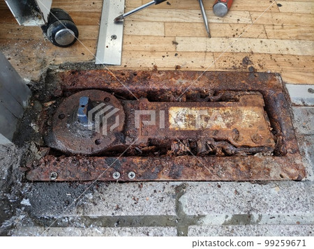 舊而生鏽的平開門地板鉸鏈 99259671