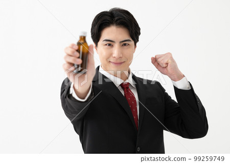 A man holding an energy drink　 99259749