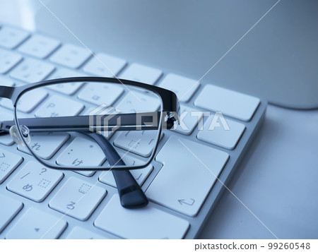 眼鏡和個人電腦的商業形象 99260548