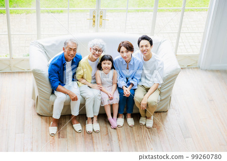 三代家庭坐在客廳的沙發上 99260780