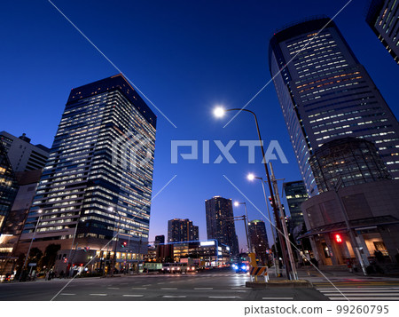 在黃昏,東京的 Toyosu 駐地十字路口 在黃昏,東京的 Toyosu 駐地十字路口 99260795