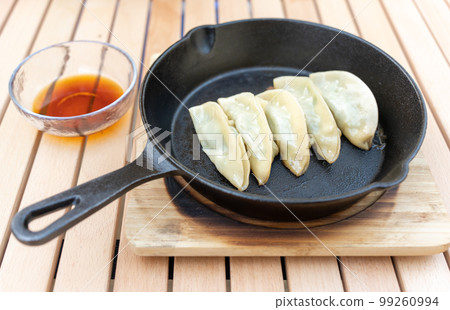 用煎鍋烤的手工餃子 99260994