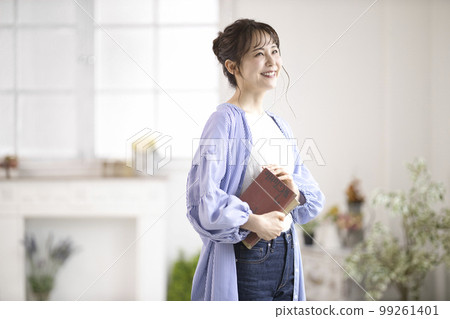 讀一本書的女人 讀一本書的女人 99261401