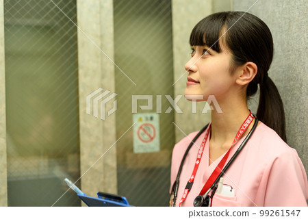 在電梯裡移動的女人，穿磨砂膏的護士，醫務工作者，醫生，門診檢查 99261547