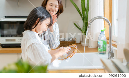 幫助洗碗的女孩父母和孩子 99261900