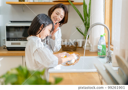 幫助洗碗的女孩父母和孩子 99261901