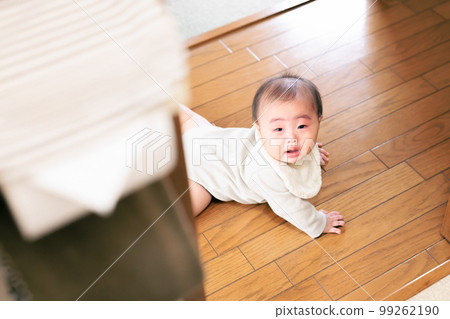 Chasing baby who follows me to the toilet while crying 99262190