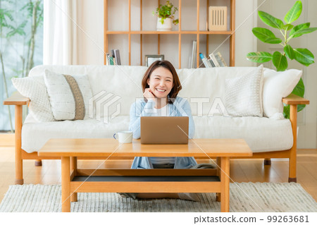 女性客廳電腦微笑 99263681