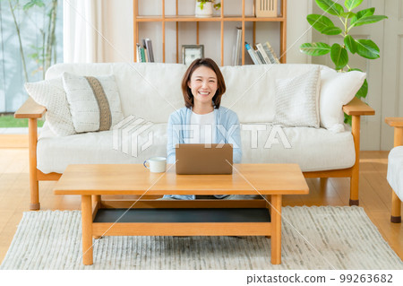 女性客廳電腦微笑 99263682