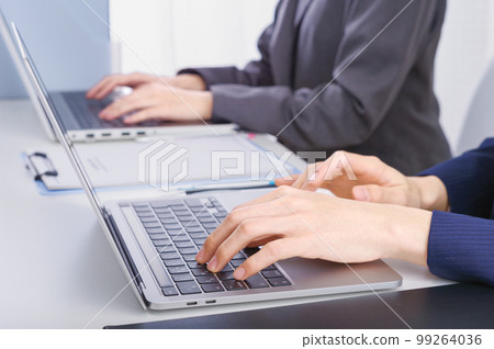 Business scene to hold a meeting using a personal computer 99264036