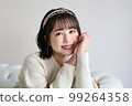 微笑在沙發的婦女 99264358