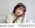 微笑在沙發的婦女 99264359