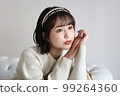 女人坐在沙發上看著別處 99264360