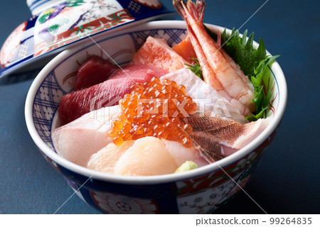 Bowl of rice topped with sashimi  99264835