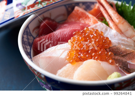 Bowl of rice topped with sashimi  99264841