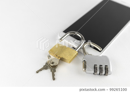 智能手機和未鎖定的掛鎖和撥號鎖。雙因素身份驗證的圖像 99265100