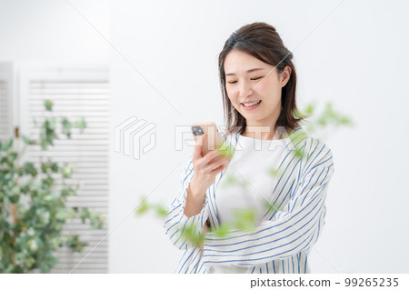 操作智能手機的婦女 99265235