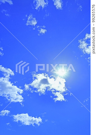 在藍天和雲彩的太陽 在藍天和雲彩的太陽 99265576
