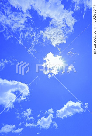 在藍天和雲彩的太陽 在藍天和雲彩的太陽 99265577