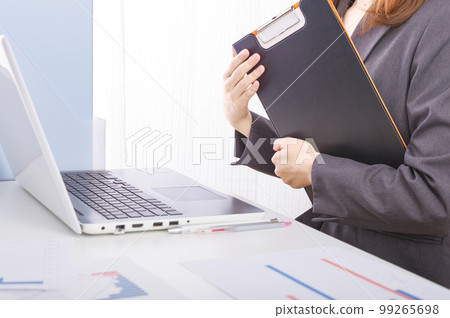 拿著文件的女商人 99265698