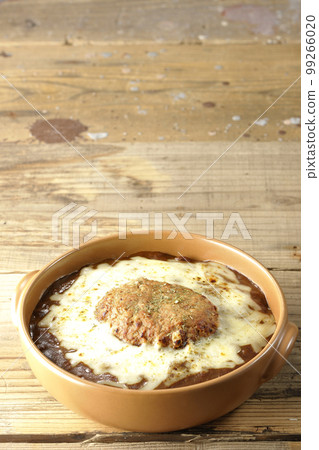 Grilled curry with lots of cheese and hamburg steak 99266020