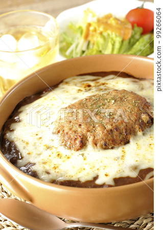 烤咖哩和沙拉配上大量奶酪和漢堡包 99266064