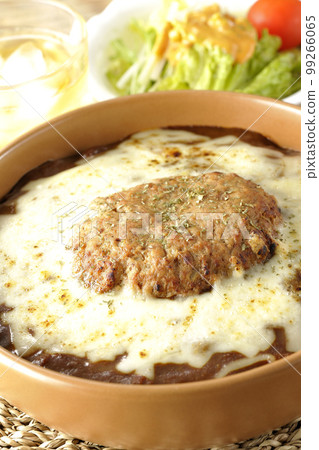 Grilled curry and salad topped with plenty of cheese and hamburger 99266065