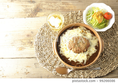 A bird's-eye view of grilled curry and salad with plenty of cheese and hamburger 99266086