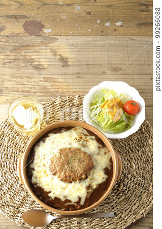 A bird's-eye view of grilled curry and salad with plenty of cheese and hamburger 99266088