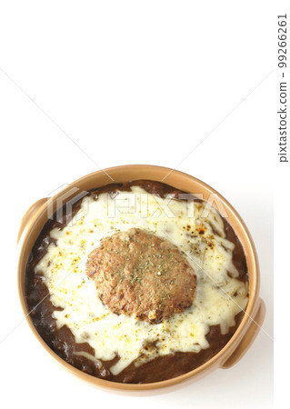 白色背景中烤咖哩、大量奶酪和漢堡的鳥瞰圖 99266261