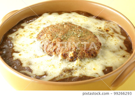 Grilled curry with lots of cheese and hamburg steak 99266293