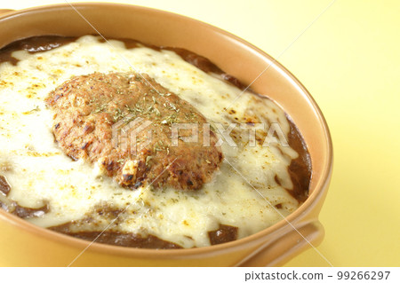Grilled curry with lots of cheese and hamburg steak 99266297