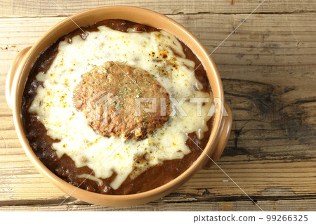 A bird's-eye view of grilled curry with plenty of cheese and hamburger A bird's-eye view of grilled curry with plenty of cheese and hamburger 99266325
