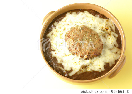 A bird's-eye view of grilled curry with plenty of cheese and hamburger 99266338