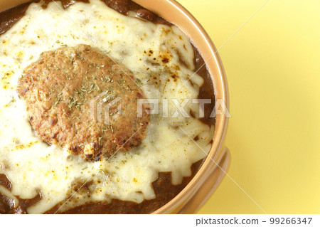 A bird's-eye view of grilled curry with plenty of cheese and hamburger A bird's-eye view of grilled curry with plenty of cheese and hamburger 99266347