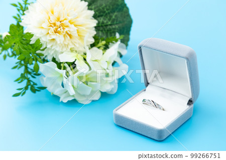 花束和戒指藍背 99266751
