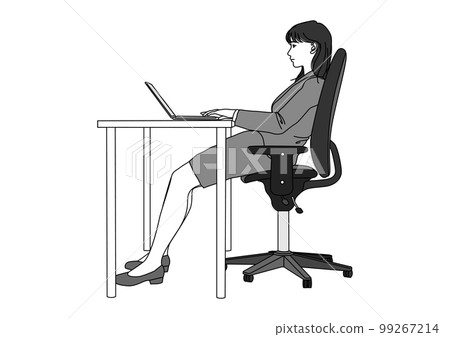 一位女商人在電腦上工作，同時以骶骨位置靠在椅子上，全身側面視圖的單色插圖 99267214