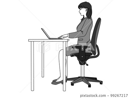 一位女士坐在椅子上，背部挺直，姿勢良好，在電腦上工作的全身側面插圖。 99267217